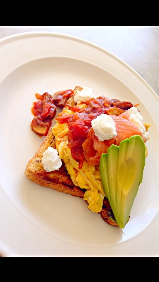 Smoked salmon, scrambled egg, toasted grain bread, avocado, ricotta, tomato onion and mushroom|Chrisy Hillさん