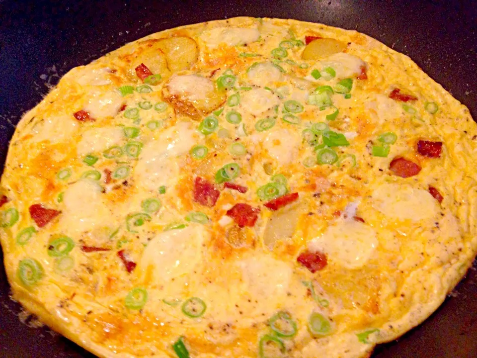 Snapdishの料理写真:Chorizo, potato and mozzarella omelette with spring onions and roasted red pepper|Chrisy Hillさん