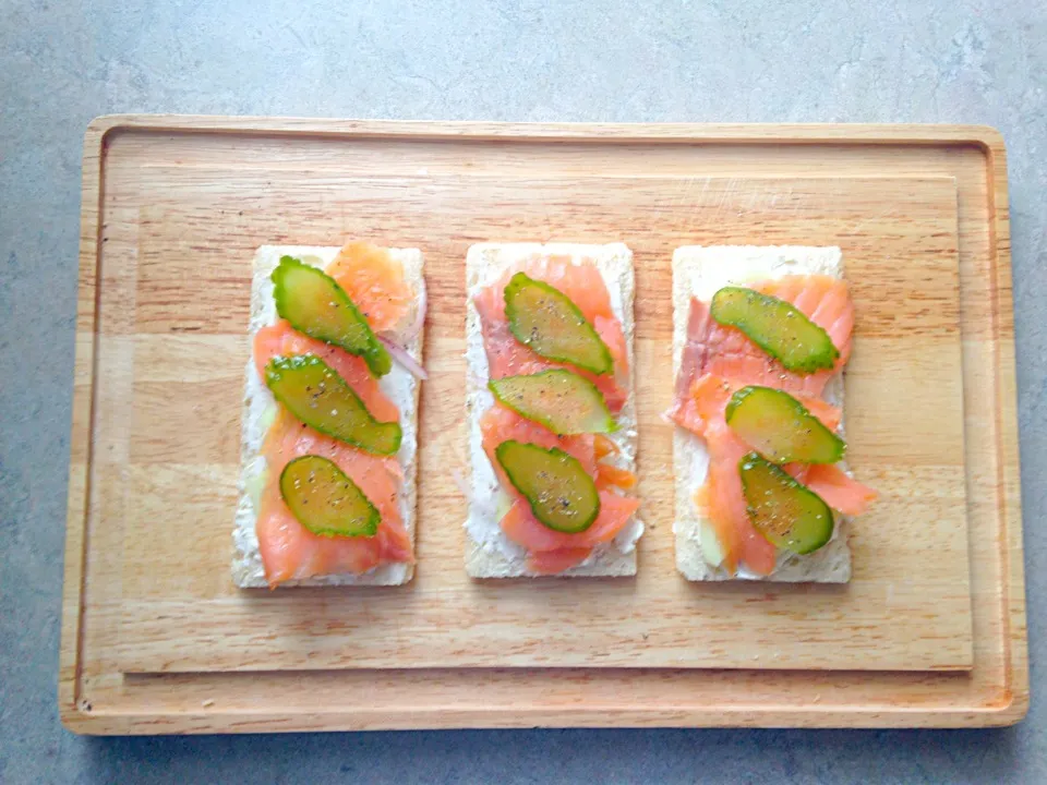 Snapdishの料理写真:Pickle, smoked salmon and cream cheese on crackers|Chrisy Hillさん