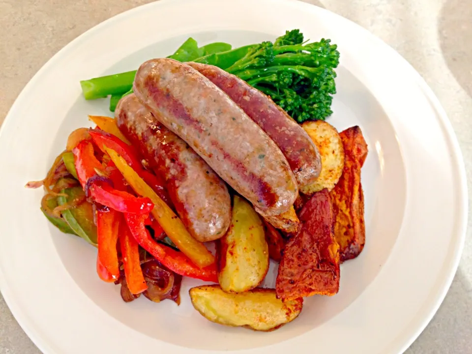 Low fat beef sausage, handcut potato and sweet potato wedges, mixed capsicum sauté, brocolini|Chrisy Hillさん