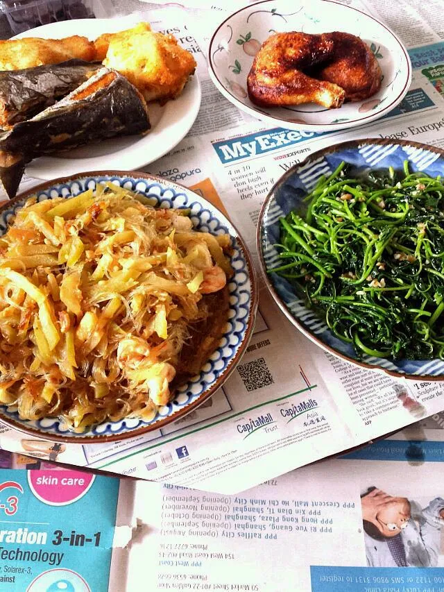 mom cooked lunch today. We've fried snow fish,  spinach,  some melon with prawns and fried chicken.|genさん