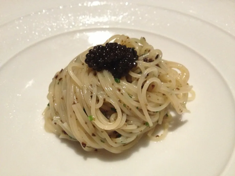 Snapdishの料理写真:Cold angel hair pasta with black truffle and caviar|AmeSabさん