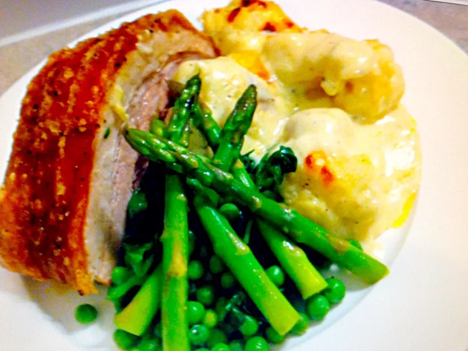 Crispy pork belly, cauliflower cheese, asparagus spinach and peas|Chrisy Hillさん