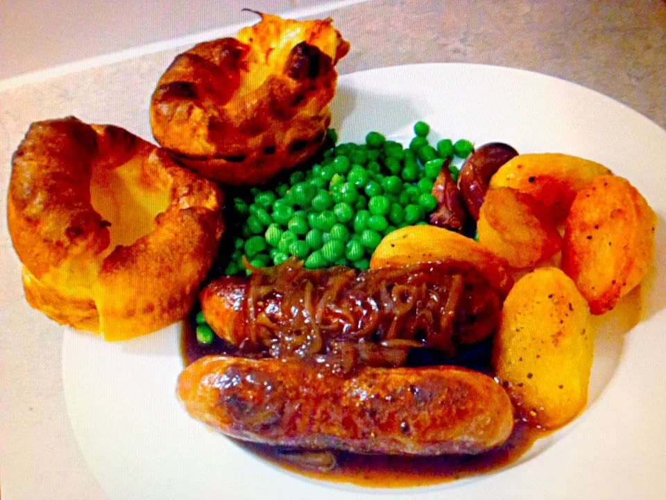 Pork sausage onion gravy, crispy duck fat potatoes, peas and Yorkshire pudding|Chrisy Hillさん