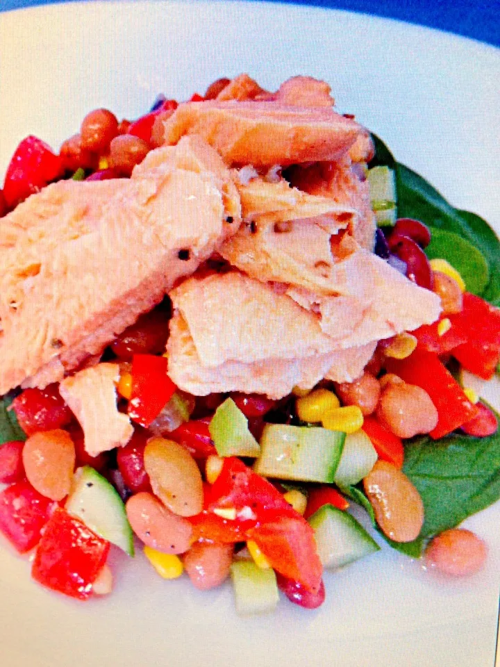 Tinned salmon slices, 5 bean mix salad with sweet corn cucumber and spinach|Chrisy Hillさん