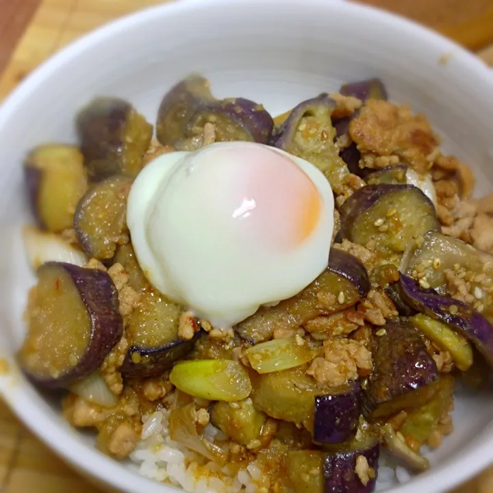 創味焼肉のたれと茄子と挽肉の炒め丼|マカロニ公爵さん