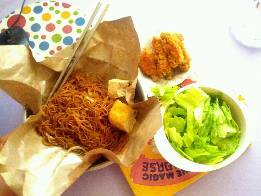 Economic bee hoon, fried tofu, fries winglets, lettuce|Xi wenさん