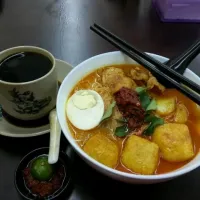 lunch..Seremban curry noodles with black coffee|yapさん