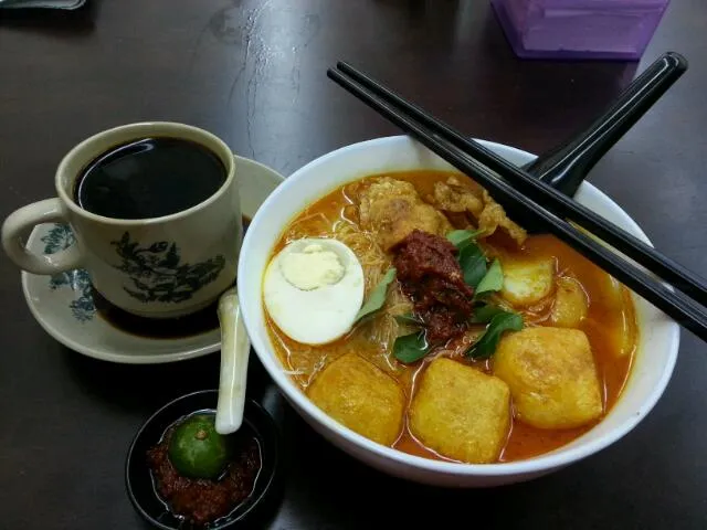 lunch..Seremban curry noodles with black coffee|yapさん