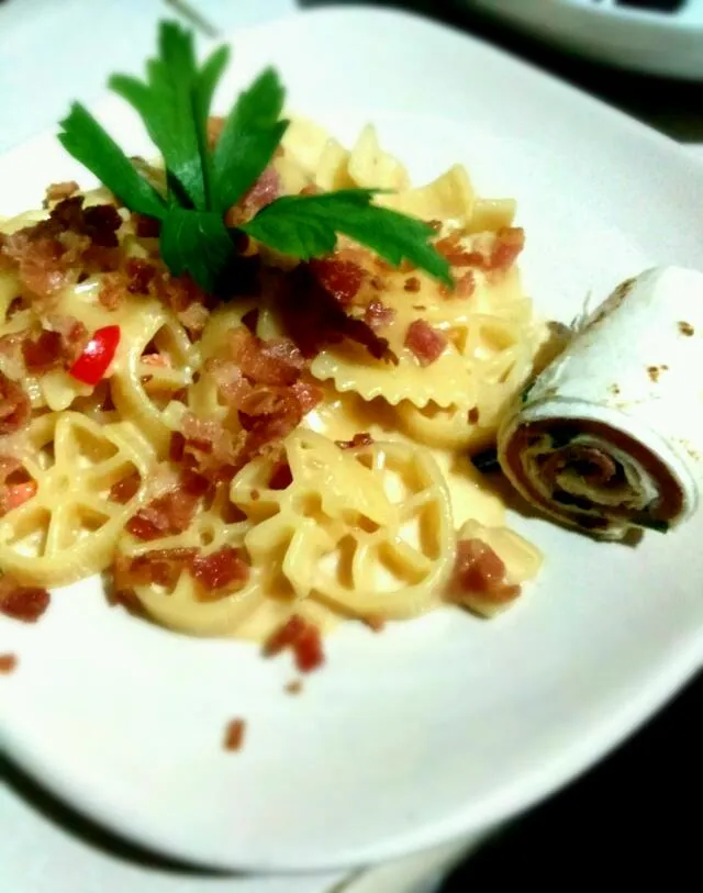 Snapdishの料理写真:Cheesy Bacon Pasta with Herbed Ham Tortilla Rollup|Deeanさん