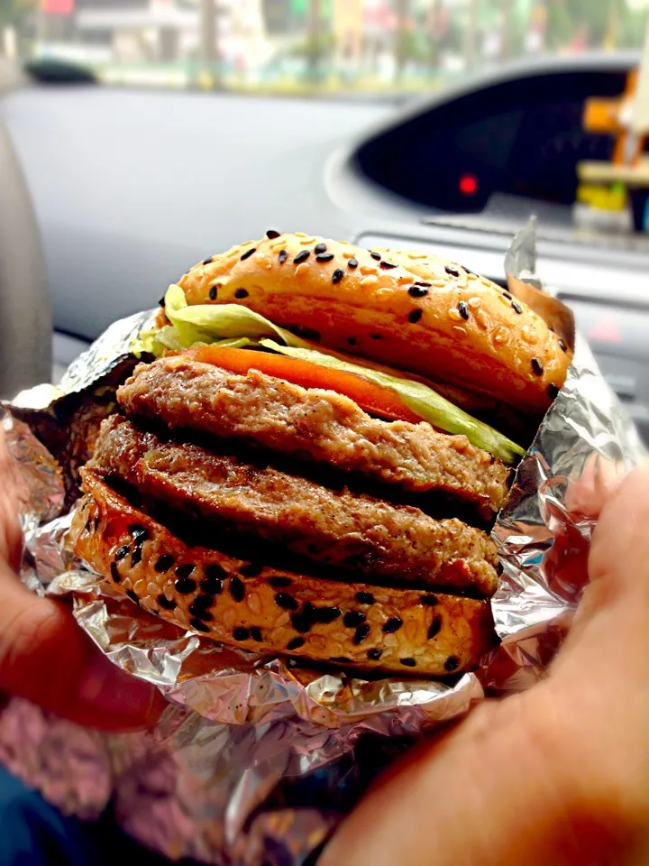 Snapdishの料理写真:Army Navy's Bully boy burger with bacon!!|Jhon Barican Bundaさん