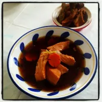 Snapdishの料理写真:เเซลมอนต้มซีอิ้วกับหนังปลาแซลมอนทอด .... Salmon in soya sauce soup w/ Crispy salmon skin|warittha pさん