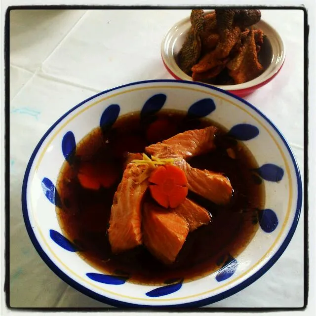 เเซลมอนต้มซีอิ้วกับหนังปลาแซลมอนทอด .... Salmon in soya sauce soup w/ Crispy salmon skin|warittha pさん