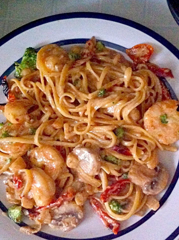 Snapdishの料理写真:Spicy shrimp&scallop Alfredo|Bryant Williams Chasingcashさん