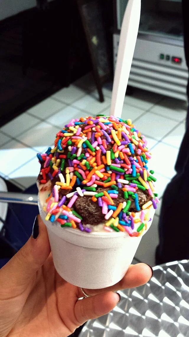 Italian ice - Sugar free chocolate & cake batter with rainbow sprinkles!|Meghan Tracyさん