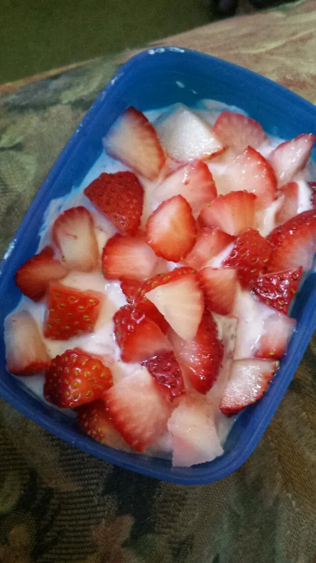 Greek yogurt & strawberries|Meghan Tracyさん