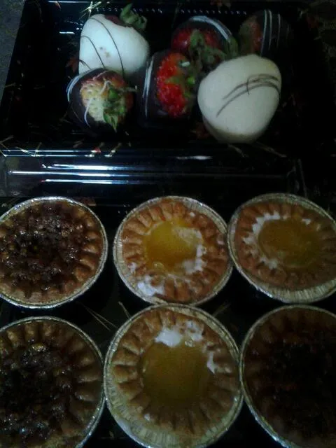 LEMON & PECAN TARTS : WHITE & DARK CHOCOLATE STRAWBERRYS...|Iris Beckwithさん