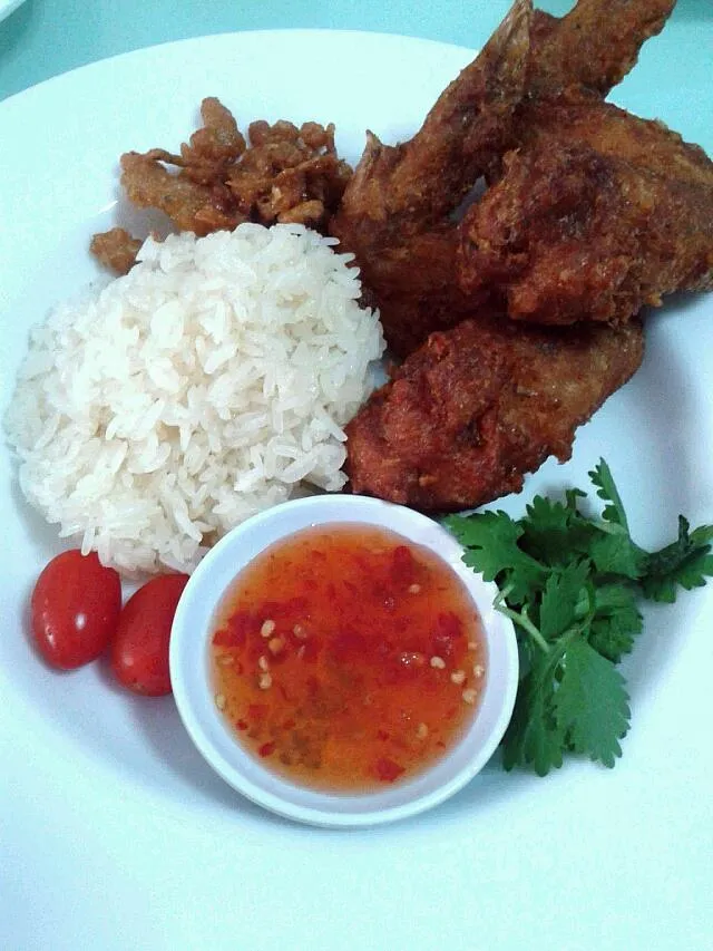 Crispy Chicken Wings with Sticky Rice|Pae Thongyaemさん