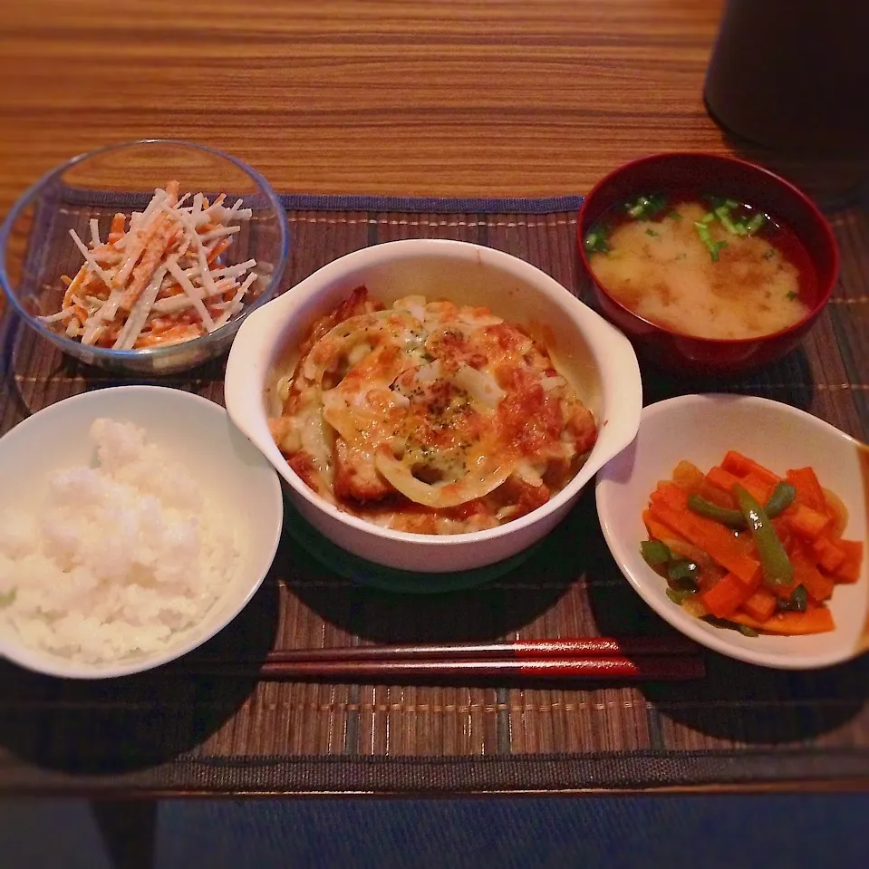 チキンとポテトのカレー風味チーズ焼き、野菜炒め、ごぼうサラダ|はるさん