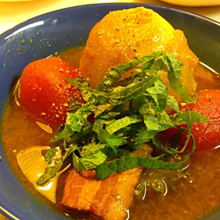 丸ごと玉ねぎとトマトのスープ イエローカレー風味💦|sasaちゃんこ😎さん