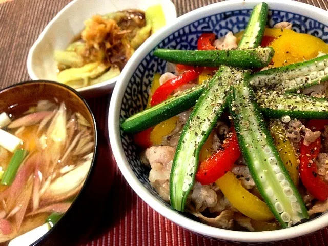 Snapdishの料理写真:牛角旨塩ダレで、豚スタ丼！ 焼き茄子、豆腐とミョウガの味噌汁☆|machikoさん