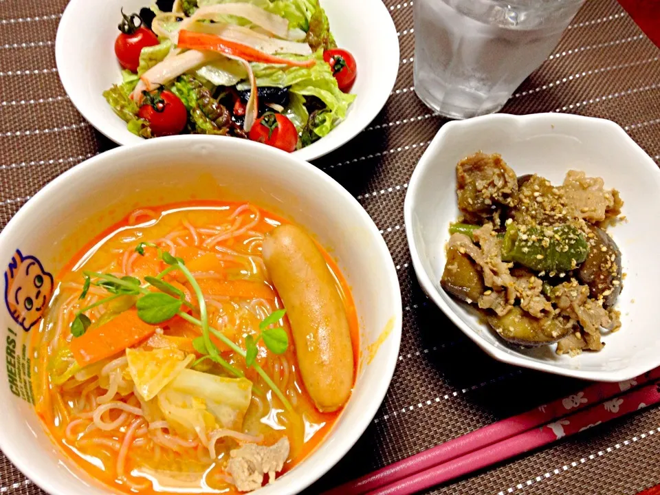 白滝の味噌ラーメン、夏野菜の中華炒め、レタスとのりとカニカマのサラダ|シロクロさん