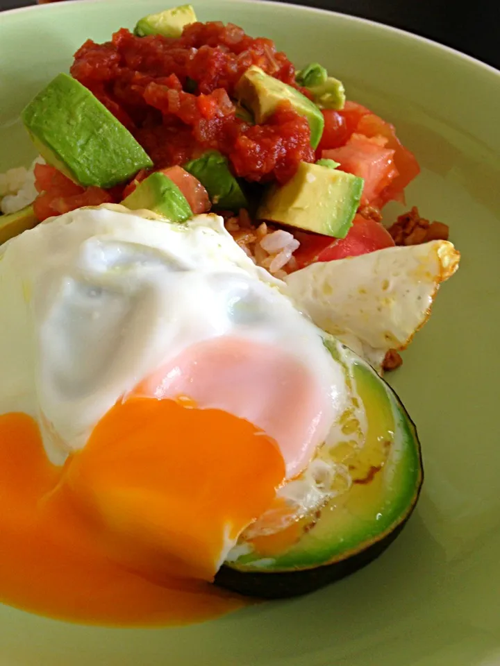 みちゃこさんのFried egg in  avocado  タコライス風ごはんのおともに(^o^)|ちはるんばさん