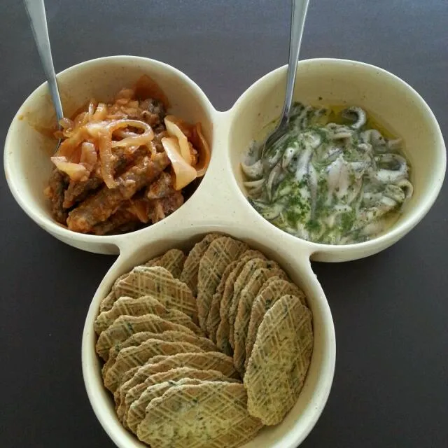 Snapdishの料理写真:Escabeche sardines, marinated anchovy and seaweed biscuits / Escabeche sardientjes en gemarineerde ansjovisjes|Frank&Jolanda - Eteninbeeldさん