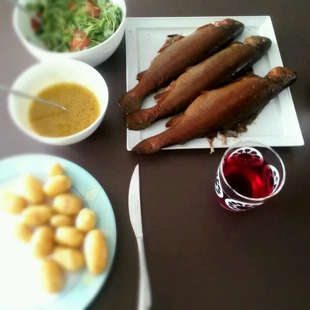 Home pecan wood smoked trout with new potatoes and turnip tops salad / Gerookte forel|Frank&Jolanda - Eteninbeeldさん