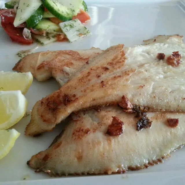 Butter and garlic baked plaice with swedish salad and new potatoes / Scholletjes met salade en nieuwe aardappeltjes|Frank&Jolanda - Eteninbeeldさん