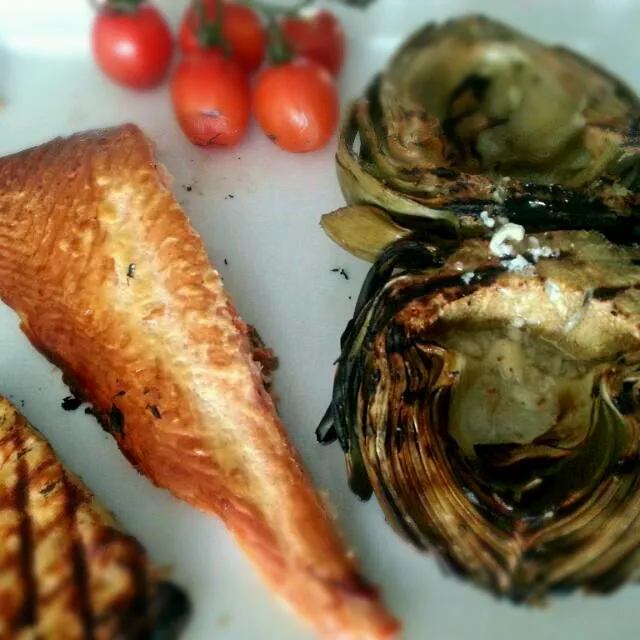 Home smoked salmon with grilled artichokes and halloumi / Gerookte zalm met gegrilde artisjokken en halloumi|Frank&Jolanda - Eteninbeeldさん