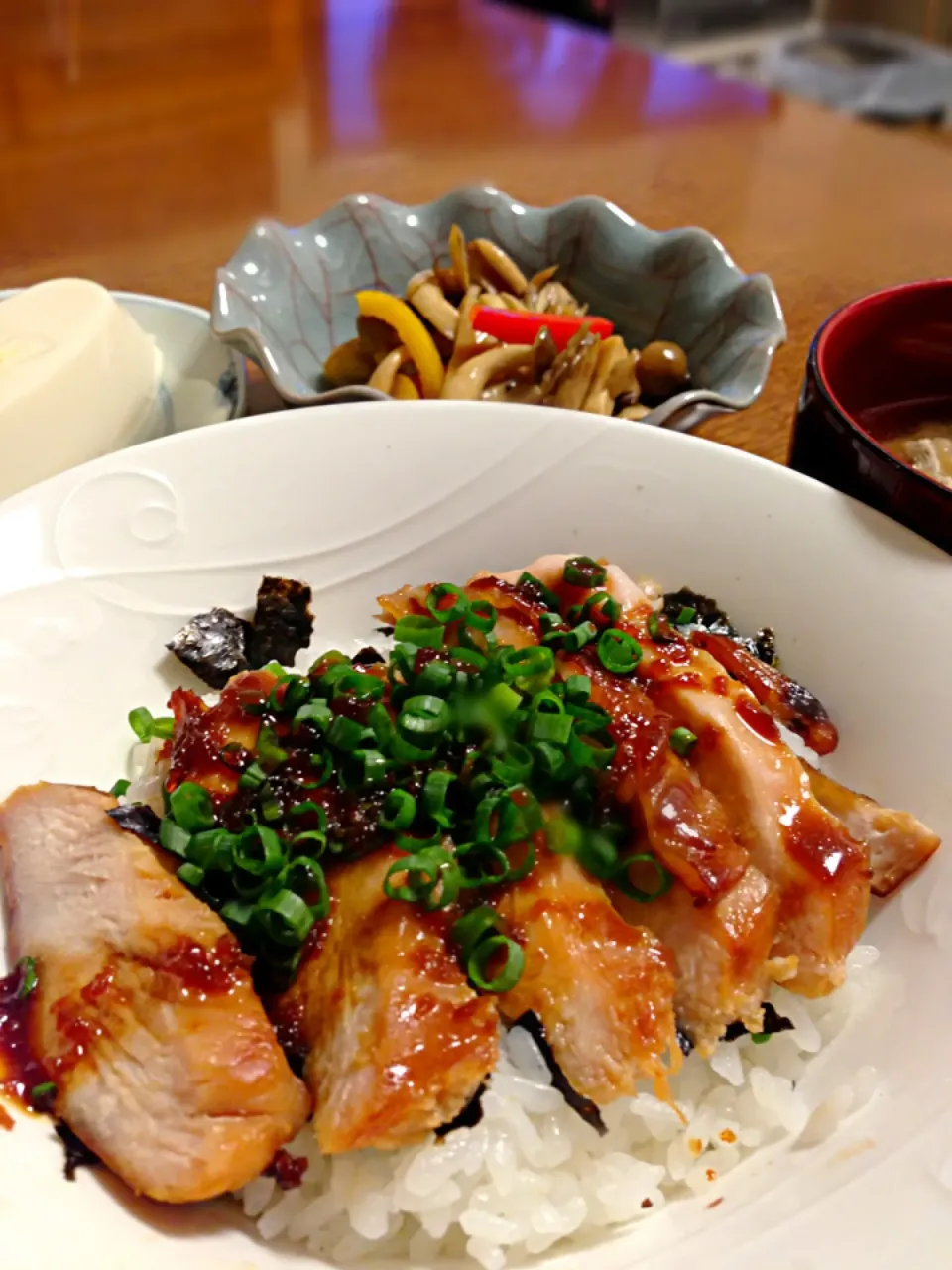 Snapdishの料理写真:焼き鳥丼ときのこのマリネ|イエローフリージアさん