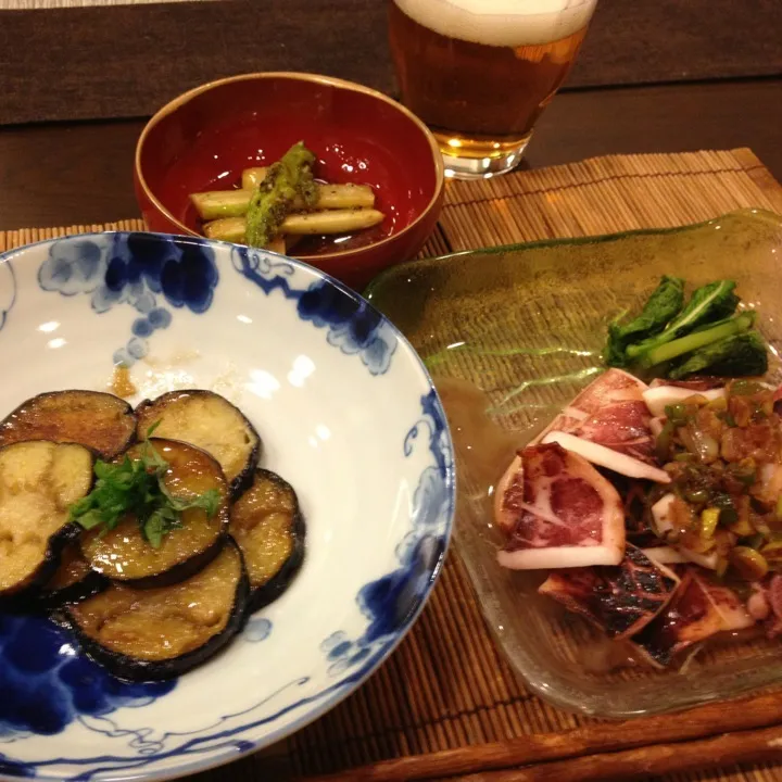 Snapdishの料理写真:23:30 の晩ご飯😭イカのバター醤油焼き、茄子の生姜炒め、アスパラの焼き浸し|masakoさん