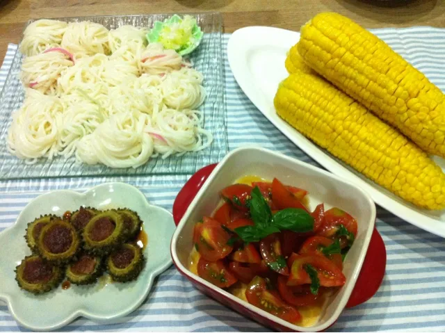 ゴーヤー肉詰め焼き・トマトの塩バジルサラダ・トウキビ・冷麦|まーままさん