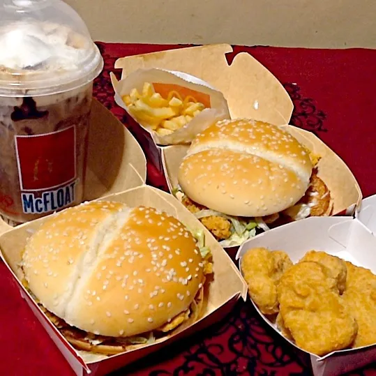 Late Snack! McSpicy Chicken Burger, McNuggets, Fries & McFloat!|iamfem05さん