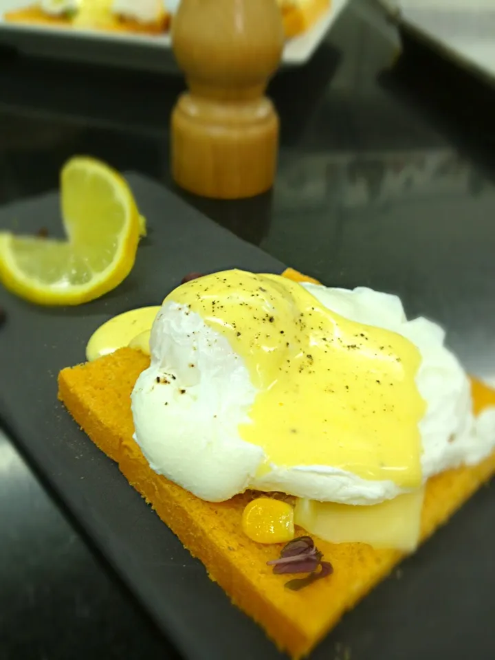 Snapdishの料理写真:Egg Benedict with hollandaise sauce on carrot toast 🍳🍞|Prae~*さん