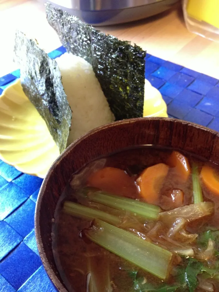 朝御飯〜塩むすび，豆味噌汁〜|なほこさん