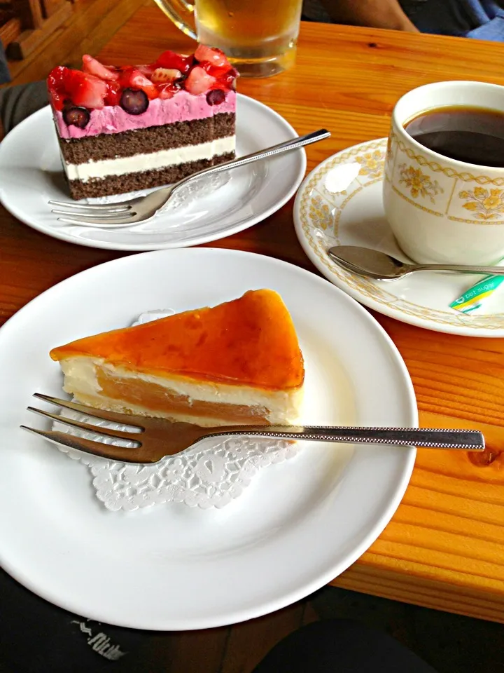 リンゴとカスタードのケーキとイチゴとブルーベリーのケーキ|satoeさん