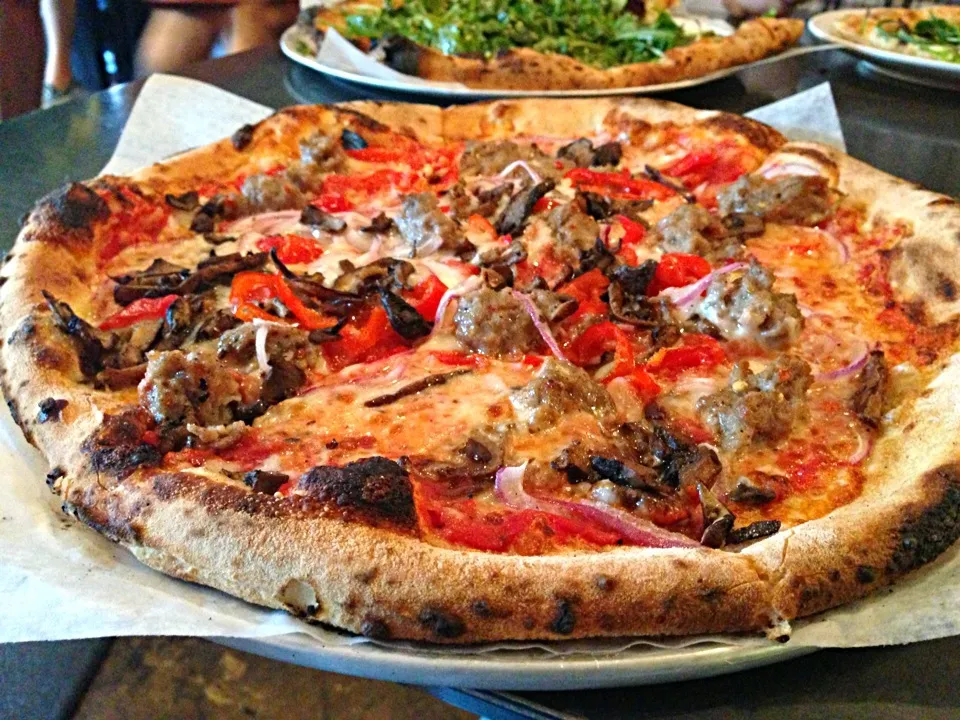 Pizzeria Lola Sweet Italian Pizza (house red sauce, house-made fennel sausage, mozzarella, provolone, red onion & Peppadew with mushrooms)|Chris Rothさん