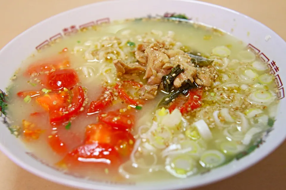 いなばのグリーンカレー缶とトマトを入れたサッポロ一番塩ラーメン|マハロ菊池さん