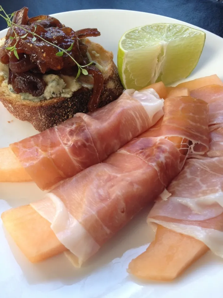 Snapdishの料理写真:Prosciutto with Melon and a Gorgonzola ,Carmelized Onions And Fig Jam Crostini|Christine pavelkaさん