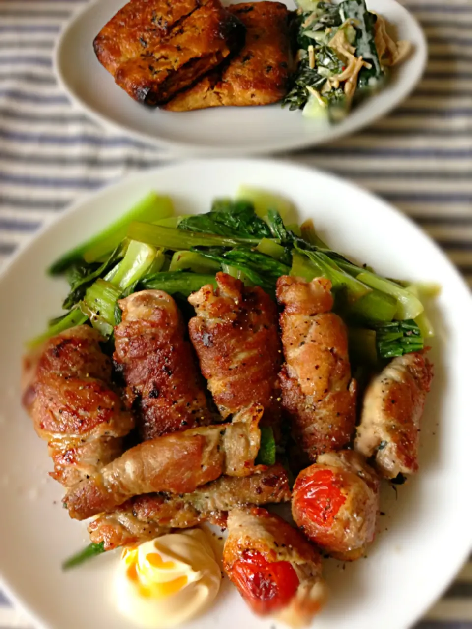 豚肉巻き焼きと青梗菜の花椒炒め、なめたけ詰めの焼きお揚げと昨日のなめマヨサラダ|カザラさん