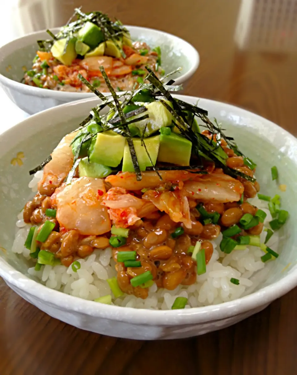 アボカド納豆丼、です。＋キムチパワーで暑さを乗り切ります☆|ゆんゆんゅんさん