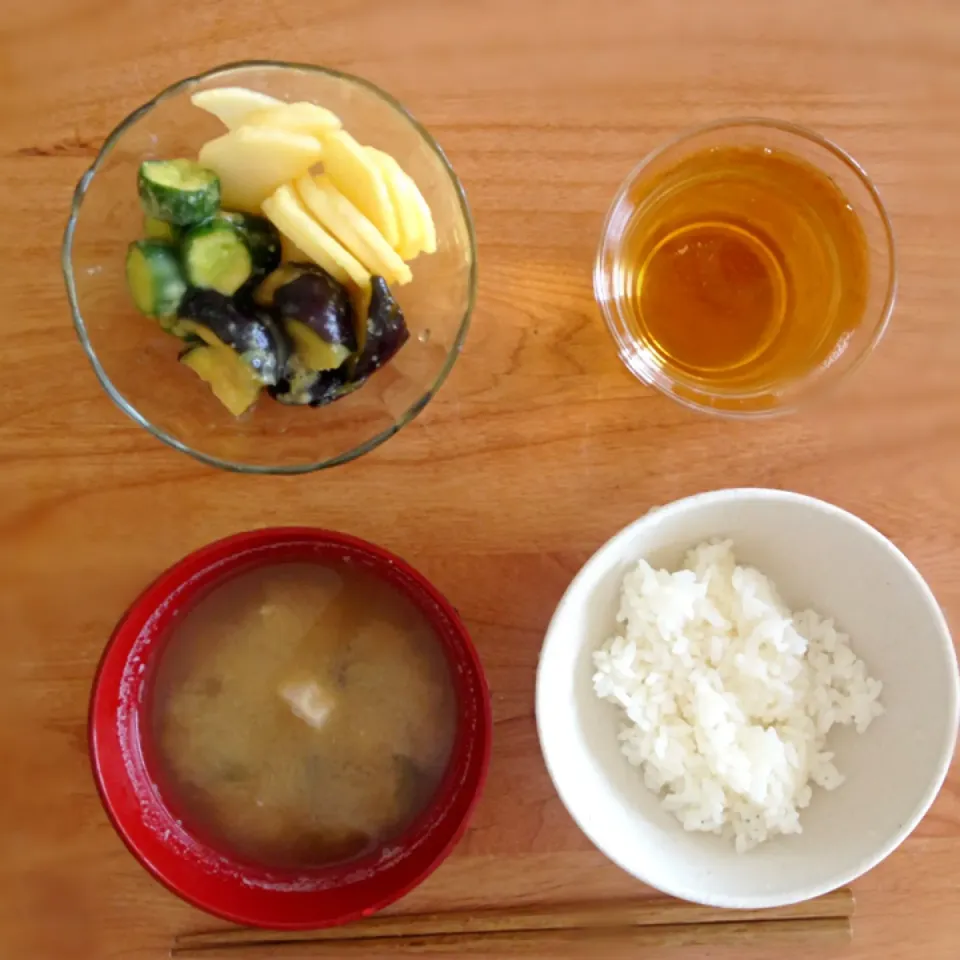 Snapdishの料理写真:茄子とお豆腐のお味噌汁、大根・胡瓜・茄子の辛子麹漬け・ご飯|Nari mikamiさん