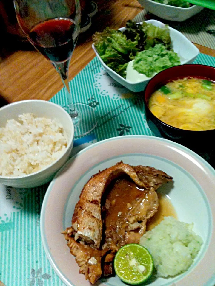 Snapdishの料理写真:8/8 ぶりあらのかりん酒煮込み&大根おろし&スダチ，冷奴おろしきゅうり，ネギと卵の味噌汁|kykyさん