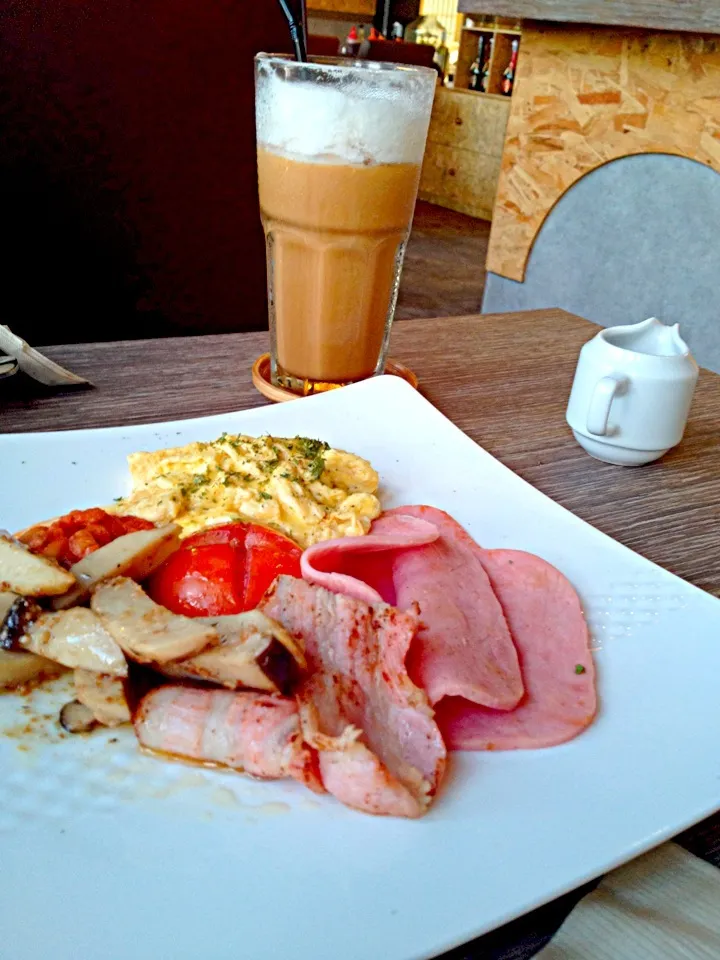 English breakfast with chilled cappuccino|k panさん