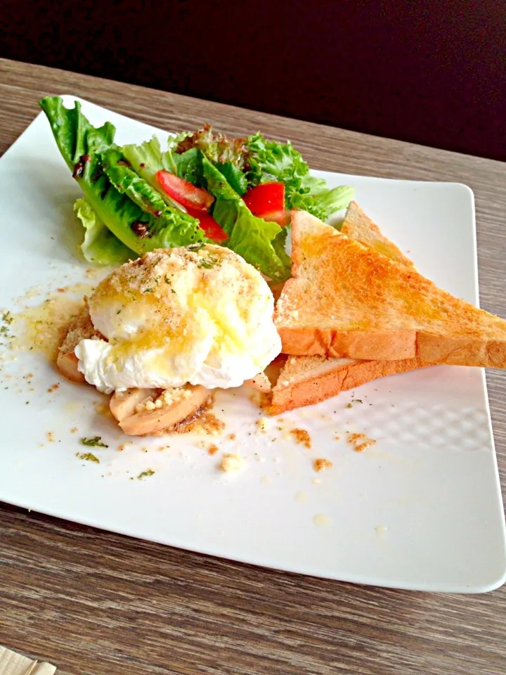 Truffle-salted poached egg with sauteed mushrooms|k panさん