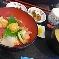 Snapdishの料理写真:海鮮丼|Ayaka Iwasakiさん