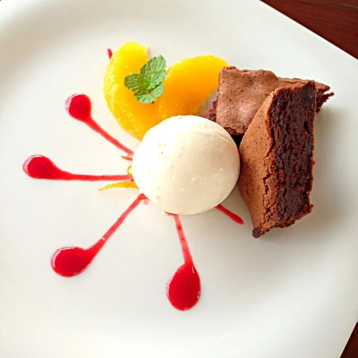 Brownie with Macadamia icecreme|didi kullawadeeさん