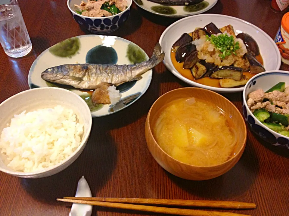 ニジマスの塩焼き 焼きなすのおろしポン酢 ゆで豚と叩ききゅうりの香味だれ じゃかいもと玉ねぎの味噌汁|yukoさん